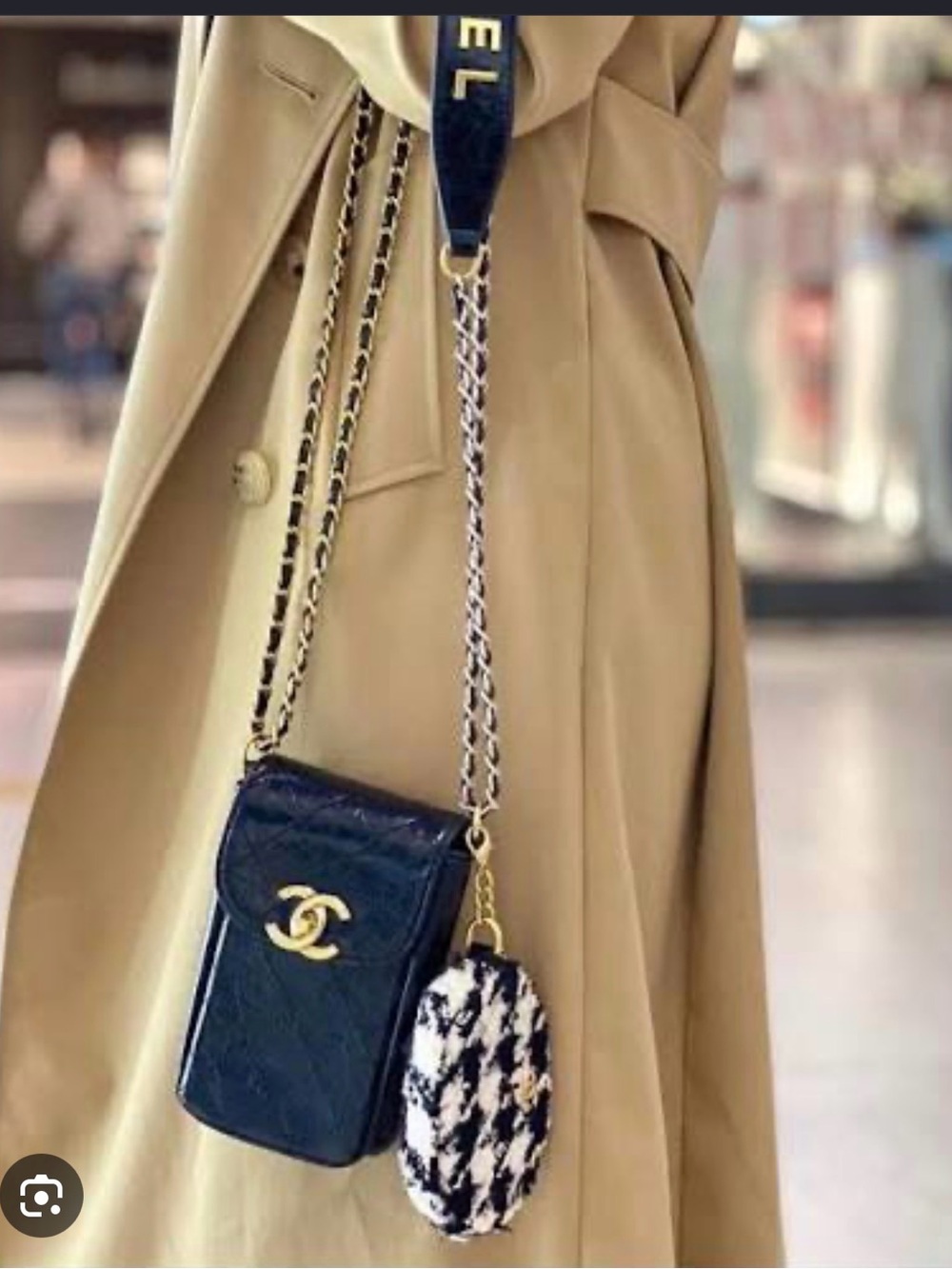 CC VIP Beauty
Black Quilted Crossbody Phone Pouch with Gold Hardware